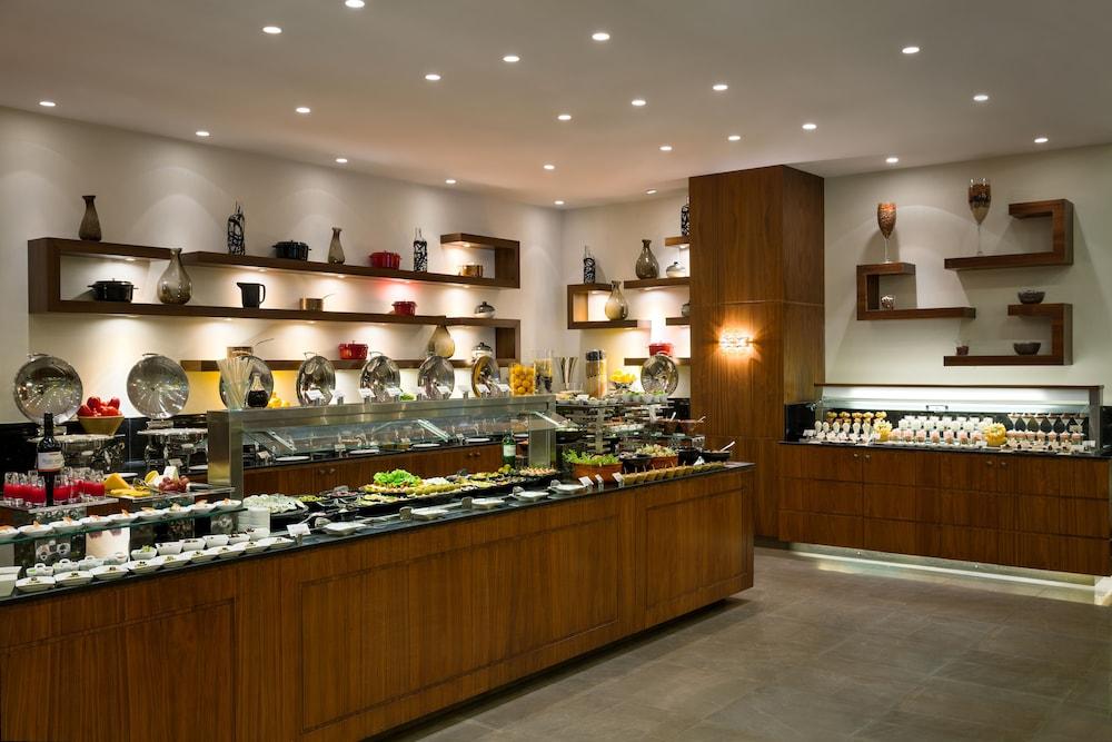 Bay La Sun Hotel And Marina - Emaar King Abdullah Economic City Exterior photo The buffet at the hotel